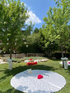 einem weißen Tisch in der Mitte eines Gartens in der Unterkunft Gran Paradiso Hotel Spa in San Giovanni Rotondo