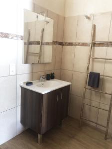 a bathroom with a sink and a mirror at Villa familiale entre mer et montagne Corse in Soccia