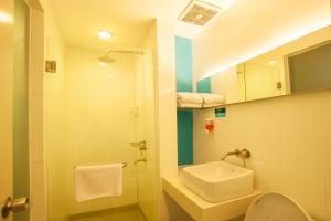 Koupelna v ubytování Idoop Hotel by Prasanthi + 12 fotografií