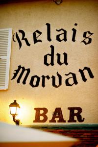 ヴェズレーにあるル ルレ デュ モルヴァンの千年王国の人種のバーを読む壁の看板