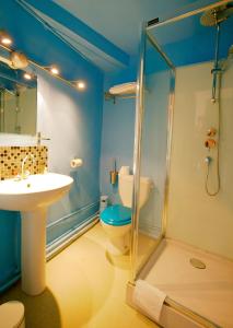 a bathroom with a shower and a sink and a toilet at Le Relais du Morvan in Vézelay