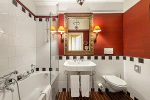 a bathroom with a sink, toilet and bathtub at Kipling Manotel in Geneva