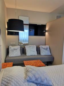 een woonkamer met een bed en een bank bij Apartament prywatny z aneksem kuchennym w hotelu Royal Tulip Sand in Kołobrzeg