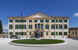 um grande edifício com uma estátua em frente em Boutique Hotel Villa Zoppi - Adults only em Colognola ai Colli