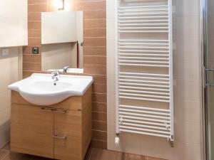 uma casa de banho com um lavatório e um chuveiro em EA Apartmány na Filipce em Modrava