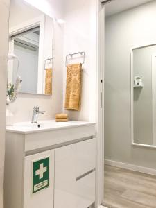 ein Badezimmer mit Waschbecken und Spiegel in der Unterkunft Domus da Ria - Teatro in Aveiro