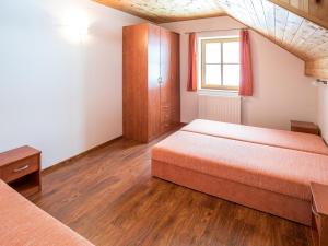 モドラヴァにあるEA Apartmány na Filipceのベッドルーム1室(ベッド2台、窓付)