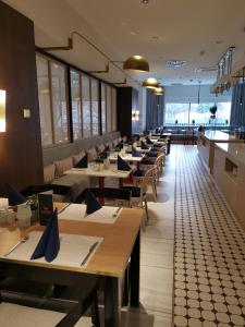Reštaurácia alebo iné gastronomické zariadenie v ubytovaní 317 w ROYAL TULI SAND prywatny APARTAMENT przy plaży z aneksem kuchennym
