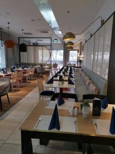 Reštaurácia alebo iné gastronomické zariadenie v ubytovaní 317 w ROYAL TULI SAND prywatny APARTAMENT przy plaży z aneksem kuchennym
