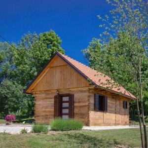 ein kleines Holzgebäude mit rotem Dach in der Unterkunft Holiday home in Rakovica with terrace, WiFi, washing machine 4488-2 in Rakovica