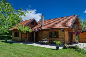 Vonkajšia záhrada v ubytovaní Holiday home in Rakovica with terrace, WiFi, washing machine 4488-1