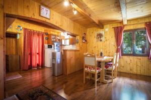 Kuchyňa alebo kuchynka v ubytovaní Holiday home in Rakovica with terrace, WiFi, washing machine 4488-1