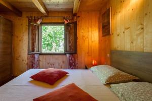 Posteľ alebo postele v izbe v ubytovaní Holiday home in Rakovica with terrace, WiFi, washing machine 4488-1