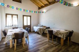 Restoran ili drugo mesto za obedovanje u objektu Holiday home in Rakovica with terrace, WiFi, washing machine 4488-1