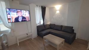 a living room with a couch and a flat screen tv at Studio Neuf Climatisé Centre Ville #6 in Toulon