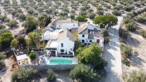 Bazén v ubytování Casa de Familia Cortijo La Cubertilla nebo v jeho okolí