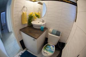 ein kleines Badezimmer mit Waschbecken und Toilette in der Unterkunft Nefeli Sea Side, Boutique Apartment in Limassol + 44 Fotos