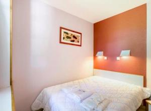 a bedroom with a white bed and two lamps at Great condo between golf course and beach in Moliets-et-Maa