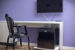 Televízia a/alebo spoločenská miestnosť v ubytovaní ĄĘ Hostel Nowy Świat