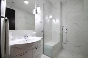 Bilik mandi di Shine residence