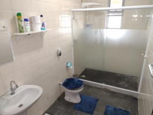 a bathroom with a toilet and a sink and a shower at Apartamento Cobertura in São Pedro da Aldeia +41 photos
