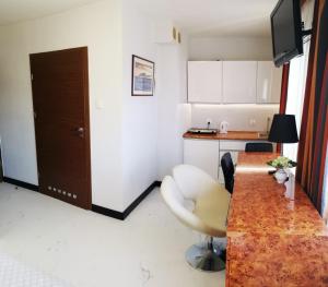 Kuchyňa alebo kuchynka v ubytovaní 317 w ROYAL TULI SAND prywatny APARTAMENT przy plaży z aneksem kuchennym