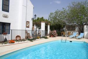 Bazén v ubytování Casa de Familia Cortijo La Cubertilla nebo v jeho okolí
