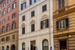 Un edificio con un mucchio di finestre sopra di BB Hotels Smarthotel Bailey's a Roma