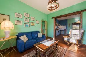 ein Wohnzimmer mit einem blauen Sofa und einem Tisch in der Unterkunft Villa Popiglio in San Marcello Pistoiese
