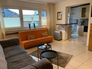 a living room with a couch and a table at Dorsten-Ferienwohnung, Hermannstraße in Dorsten +38 photos