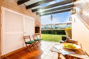 um pátio com uma mesa com uma taça de uvas em Furadouro Sunny Family Villa em Ovar