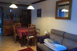 sala de estar con sofá y mesa en Family House With Balcony Garden Wi Fi, en Chamonix-Mont-Blanc