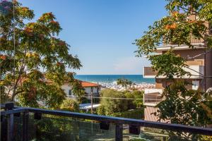 widok na plażę z balkonu apartamentu typu condo w obiekcie Residence Royal w Rimini