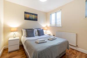 Llit o llits en una habitació de One Bedroom Flat in Bush Hill Park