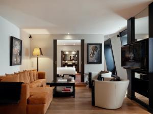 TV a/nebo společenská místnost v ubytování The Dominican, Brussels, a Member of Design Hotels
