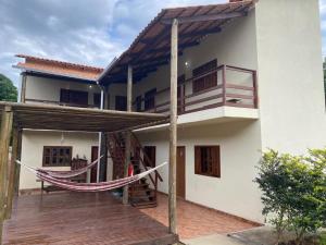Pousada da Villa في ساو خورخي: منزل أمامه أرجوحة