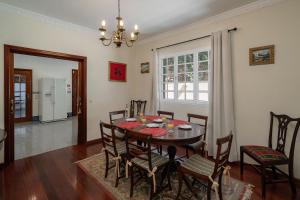 ein Esszimmer mit Tisch und Stühlen in der Unterkunft OurMadeira - Villa Vista Sol, grand traditional in São Gonçalo