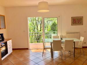 馬卡尼奧的住宿－Residenza Ai Ronchi 3 4 7 8，厨房以及带桌椅的用餐室。