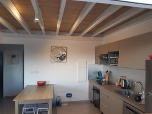 Cucina o angolo cottura di Appartement neuf a 150 metres de la mer wifi