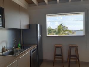 Cucina o angolo cottura di Appartement neuf a 150 metres de la mer wifi