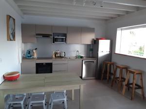 Cucina o angolo cottura di Appartement neuf a 150 metres de la mer wifi