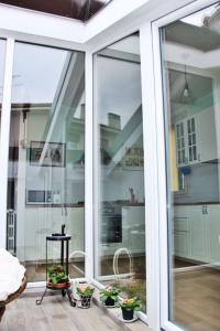 una puerta corredera de cristal en un patio con macetas en Realkasa Lovin House en Bolonia