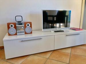 TV a/nebo společenská místnost v ubytování Residenza Ai Ronchi 3 4 7 8