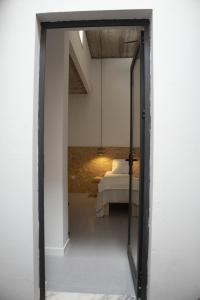 Un ou plusieurs lits dans un hébergement de l'établissement Apartamento encantador com pequeno pátio escondido