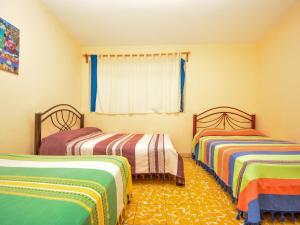 Säng eller sängar i ett rum på Los Nardos Hostel -pet friendly-
