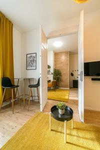 TV a/nebo společenská místnost v ubytování A13- Boutique Apartments, Best Location, by BQA + 91 fotografií