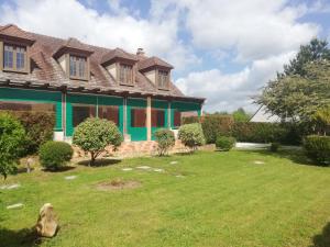 a house with a yard in front of it at Au Soleil de Picardie in Presles-et-Boves