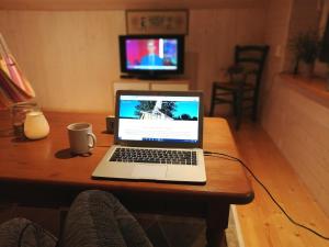einen Laptop auf einem Holztisch in der Unterkunft Self check-in Attic Suite next to Hiking Trails in Kärde