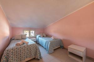 um quarto com 2 camas e uma janela em Villa erica appartamento Loredana em Villa San Pietro