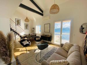 sala de estar con sofá y vistas al océano en Magnifique duplex vue mer inoubliable Sanary Sur Mer, en Sanary-sur-Mer